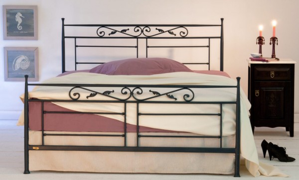 Designer Bett "Klett", aus handgeschmiedetem Stahl, pulverbeschichtet, mit oder ohne Fußteil, in verschiedenen Größen