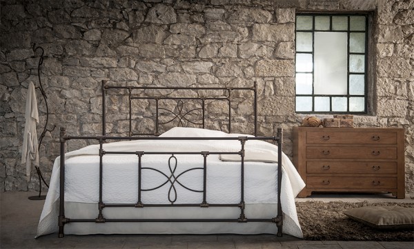 Designer Bett im Industriedesign "Rell", aus handgeschmiedetem Stahl, pulverbeschichtet, mit oder ohne Fußteil, in verschiedenen Größen