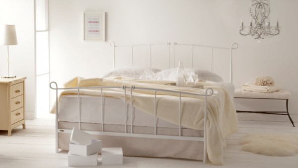 Designer Bett "Zenna", aus handgeschmiedetem Stahl, pulverbeschichtet, mit oder ohne Fußteil, in verschiedenen Größen