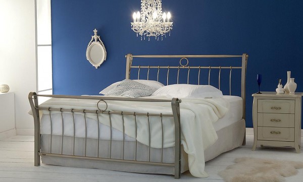 Designer Bett "Tahm", aus handgeschmiedetem Stahl, pulverbeschichtet, mit oder ohne Fußteil, in verschiedenen Größen