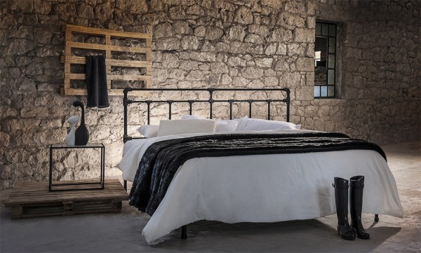 Designer Bett im Industriedesign "Zamira", aus handgeschmiedetem Stahl, pulverbeschichtet, mit oder ohne Fußteil, in verschiedenen Größen