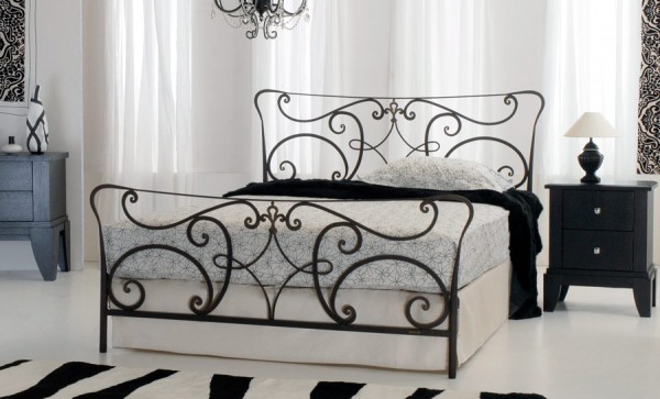 Designer Bett "Zö", aus handgeschmiedetem Stahl, pulverbeschichtet, mit oder ohne Fußteil, in verschiedenen Größen