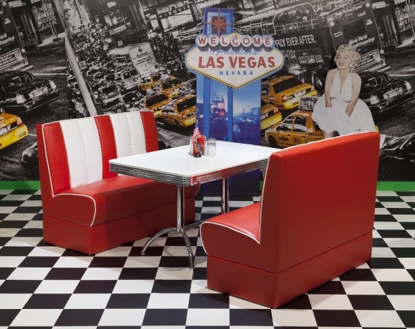 Bankgruppe "Detroit", American Diner Style; Doppelsäulen Bistrotisch und 2 Bistropolsterbänke; Bezug: rot/weiß; Tischplatte polarweiß