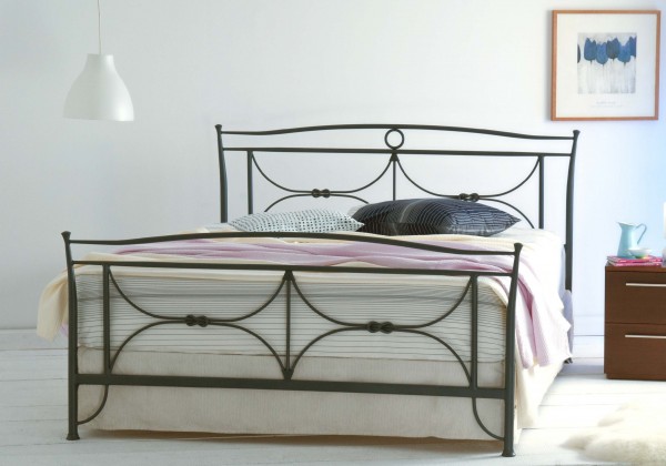 Designer Bett "Tristana", aus handgeschmiedetem Stahl, pulverbeschichtet, mit Fußteil, verschiedene Größen