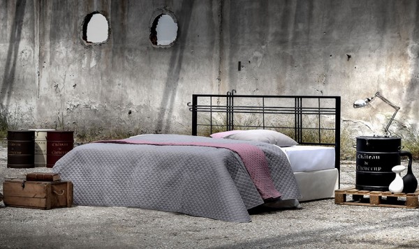 Designer Bett im Industriedesign "Vex", aus handgeschmiedetem Stahl, pulverbeschichtet, ohne Fußteil, verschiedene Größen