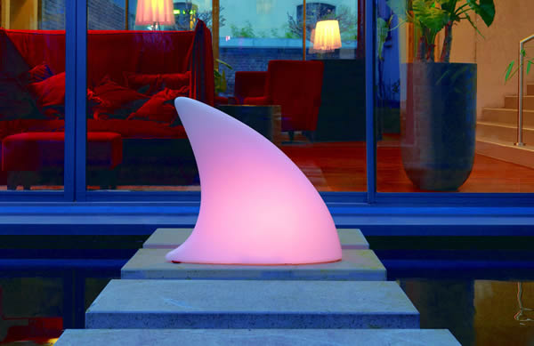 Moree Shark LED Bodenleuchte / Dekoleuchte, L 70 cm x W 19,5 x H 65 cm, Polyethylen, seidenmatt, weiß, mit E27 (230 V) Vielfarben LED, mit Fernbedienung, für Außen