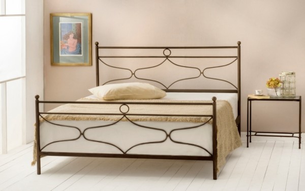 Designer Bett "Juhmi", aus handgeschmiedetem Stahl, pulverbeschichtet, mit oder ohne Fußteil, in verschiedenen Größen