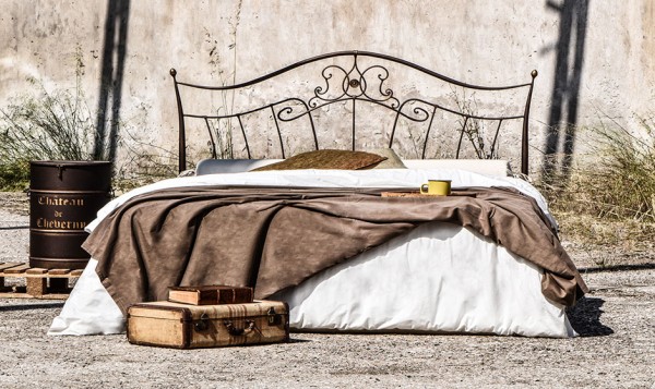 Designer Bett "Kaiza", aus handgeschmiedetem Stahl, pulverbeschichtet, mit oder ohne Fußteil, in verschiedenen Größen