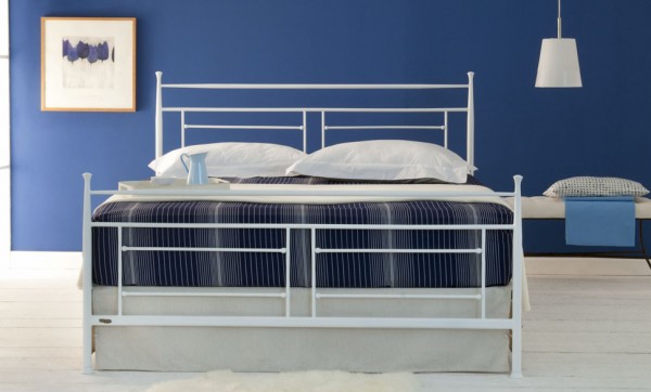 Designer Bett "Rackan", aus handgeschmiedetem Stahl, pulverbeschichtet, mit oder ohne Fußteil, in verschiedenen Größen