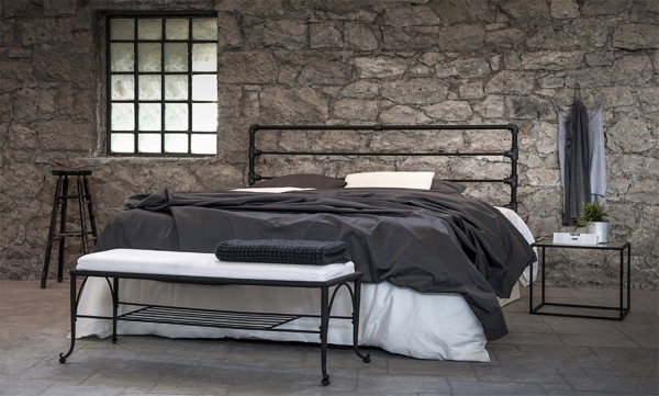 Designer Bett im Industriedesign "Lilia", aus handgeschmiedetem Stahl, pulverbeschichtet, mit oder ohne Fußteil, in verschiedenen Größen