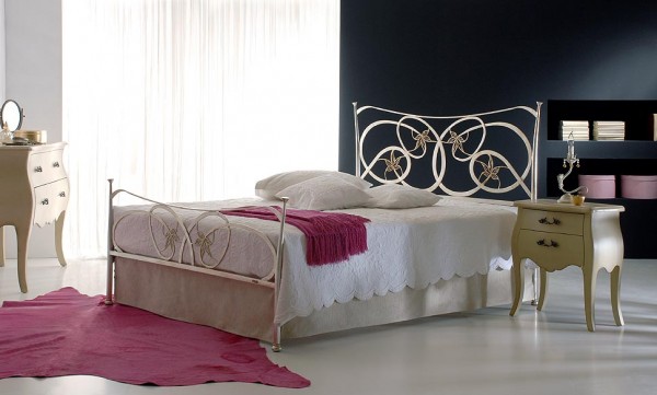 Designer Bett "Silas", aus handgeschmiedetem Stahl, pulverbeschichtet, mit oder ohne Fußteil, in verschiedenen Größen