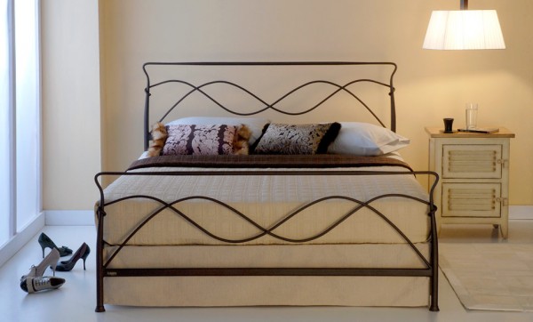Designer Bett "Xajah", aus handgeschmiedetem Stahl, pulverbeschichtet, mit oder ohne Fußteil, in verschiedenen Größen