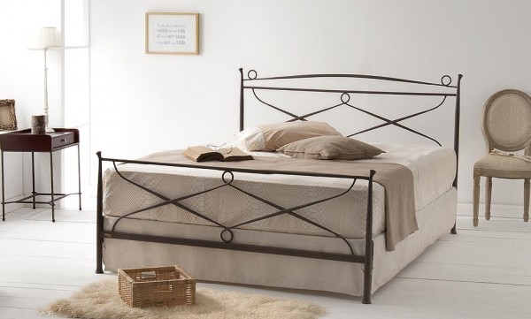 Designer Bett "Kamil", aus handgeschmiedetem Stahl, pulverbeschichtet, mit oder ohne Fußteil, in verschiedenen Größen